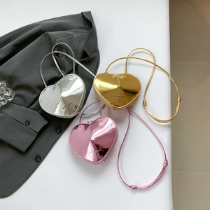 Drei stilvolle herzförmige Umhängetaschen in Silber, Gold und Rosa in Metallic-Optik