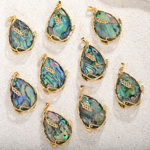 Pendentifs en forme de goutte plaqués or avec incrustation de nacre et détails d'épis de blé