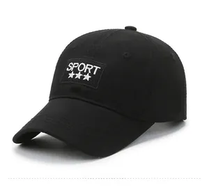 Dettaglio del ricamo SPORT e delle cuciture su un cappellino in cotone nero