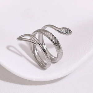 Détails macro de la bague serpent argentée montrant les écailles et le fini poli