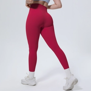 Rückansicht der dunkelroten High-Waist-Yogahose mit Shaping- und Lifting-Effekt