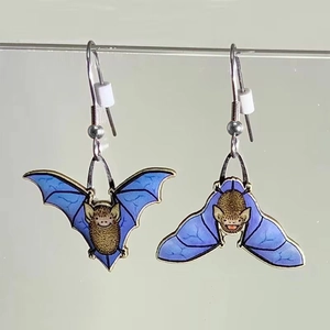 Boucles d'oreilles chauve-souris bleue avec motif animal volant et crochets en argent