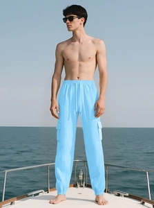 Détail du pantalon cargo bleu clair avec cordon de serrage et poches sur un yacht