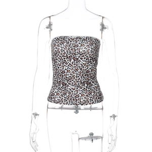 Vue détaillée du haut bustier à imprimé léopard pour femme avec coupe ajustée et courte