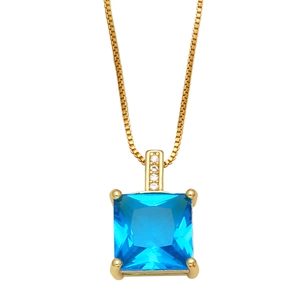 Détail du pendentif en zircon bleu coupe princesse avec chaîne dorée et cristaux