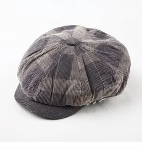 Détail d'une casquette gavroche en velours côtelé à carreaux gris et kaki