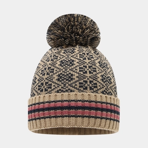 Détail du bonnet d'hiver en tricot avec motifs jacquard léopard et pompon moelleux