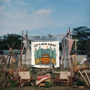 Détail de la tapisserie de camping rétro avec bus vintage et paysage de montagne enneigée