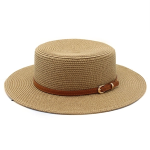 Chapeau de paille à sommet plat avec large bord et ruban en cuir marron à boucle dorée
