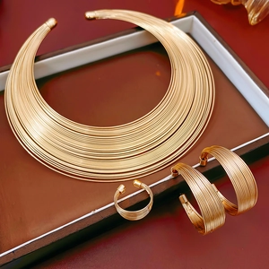 Detailansicht eines goldfarbenen minimalistischen Schmucksets aus Halskette und Armband