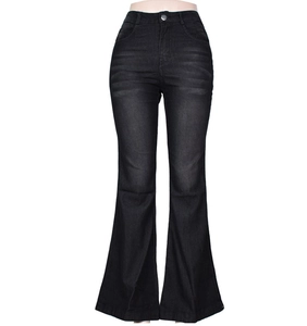 Detailaufnahme der schwarzen Schlagjeans mit Vintage-Waschung und metallischem Knopfdetail