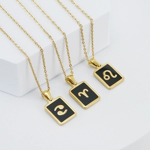 Trois colliers zodiaque en acier inoxydable or 18K avec pendentifs rectangulaires noirs