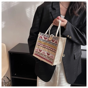 Détail du sac à lunch en lin avec motifs ethniques et fermeture par bouton en bois