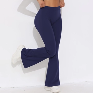 Detailaufnahme der marineblauen Yoga-Hose mit hohem Bund, ausgestelltem Bein und Passform