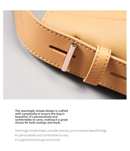 Nahaufnahme der beigen Ledertasche mit Ziernaht und roségoldener Metallschnalle