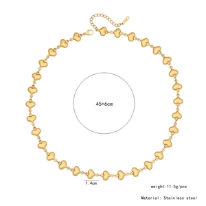 Detailed macro view showing the gold stainless steel heart necklace dimensions and weight specs