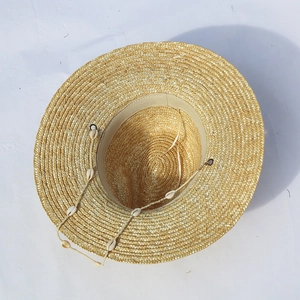 Cappello di paglia a cima piatta giallo naturale con catena di conchiglie bianche