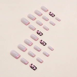 Faux ongles carrés rose et gris avec motif vache et style French manucure élégant
