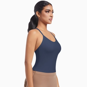 Soutien-gorge de sport bleu foncé ajusté avec bretelles croisées pour le yoga et fitness