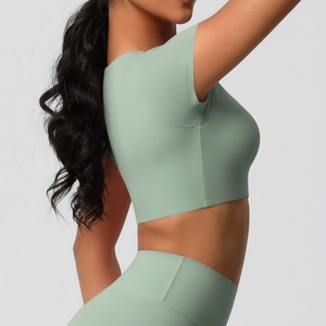 Ensemble de yoga sans couture vert sauge avec haut ajusté et legging taille haute