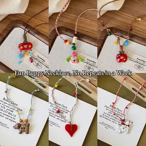Coffret de colliers avec pendentifs chien et cœur colorés et cordon tressé