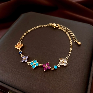 Dettaglio del bracciale placcato oro 18 carati con ciondoli colorati a quadrifoglio in zirconia
