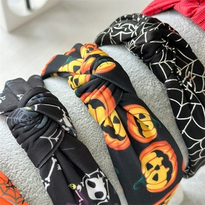 Détails de plusieurs serre-têtes noués d'Halloween avec motifs citrouilles et crânes