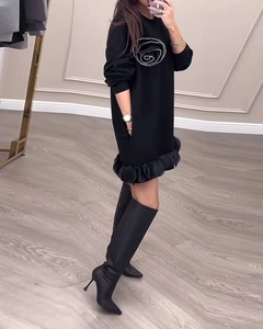 Détail de la robe sweat noire avec imprimé rose blanche et ourlet à volants superposés
