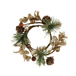 Couronne de bougie de Noël avec feuilles dorées, pommes de pin et aiguilles sur fond blanc