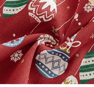 Dettaglio ravvicinato di tessuto a maglia rosso con motivi di palline di Natale colorate