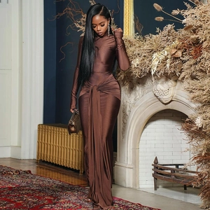 Détail d'une robe longue en satin marron avec nœud à la taille pour une coupe ajustée