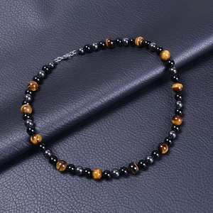Detailaufnahme der Kette mit blauen Tigeraugen, Hämatit-Perlen und silbernem Verschluss