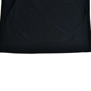 Gros plan sur la texture du tissu noir de la robe montrant le tissage textile