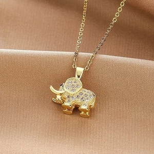 Collier éléphant doré élégant avec zircon violet sur fond de soie de qualité