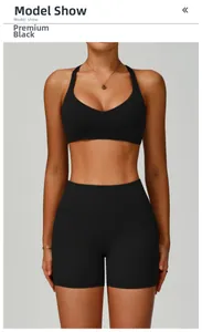 Vorderansicht von schwarzem High-Impact Sport-BH und Yoga-Shorts mit hoher Taille