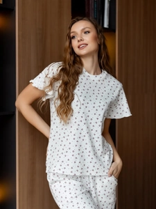 Gros plan sur les manches à volants de l'ensemble de pyjama doux à imprimé cœurs