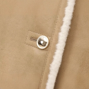 Damen-Lammfelljacke in Kamel mit goldenem Knopfdetail und Webpelzfutter