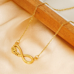 Collier 'Mom' infini plaqué or 18K sur soie champagne dans un cadre en bois