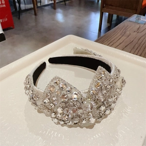 Luxuriöser weißer Samthaarreif mit großen Strasssteinen und eleganter Schleifenform
