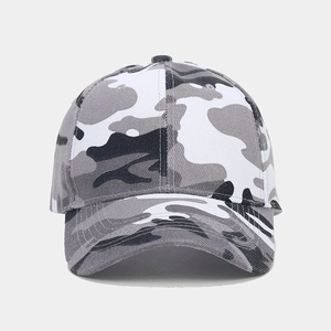 Detailaufnahme der 6-Panel-Camouflage-Baseballkappe mit gebogenem Schirm und Ösen