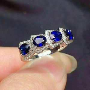 Elegante anello in argento con quattro zaffiri blu ovali e alone di zirconi scintillanti