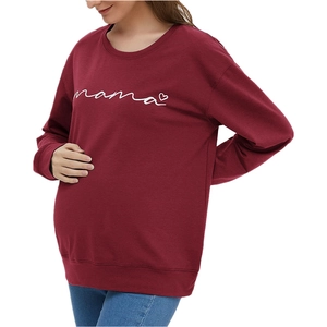 Loose maternity sweatshirt in burgundy with long sleeves and mama heart print