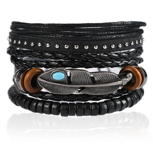 Gros plan du bracelet en cuir bohème avec plume en métal turquoise et perles bois