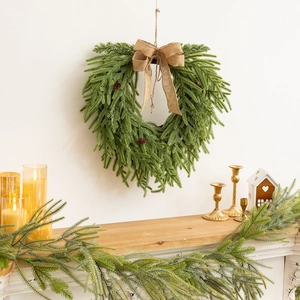 Détail d'une couronne de pin de 50cm et guirlande avec nœud en toile de jute