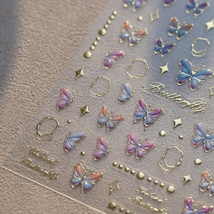 Autocollants à ongles papillons dégradés avec accents dorés de chaînes et étoiles
