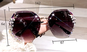 Detailweergave van randloze oversized zonnebril met paarse gradiëntglazen en strassteentjes