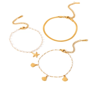 Set di 3 braccialetti dorati tema oceano con ciondoli a stella marina e conchiglia su bianco