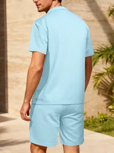 Dettaglio del tessuto a nido d'ape celeste su completo da uomo camicia e pantaloncini