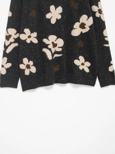 Nahaufnahme der Strickpullover-Struktur mit beigen und braunen Blumen-Jacquardmustern