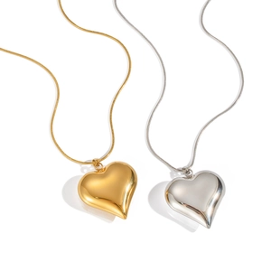Collane vintage francesi con ciondoli a cuore in oro e argento in acciaio